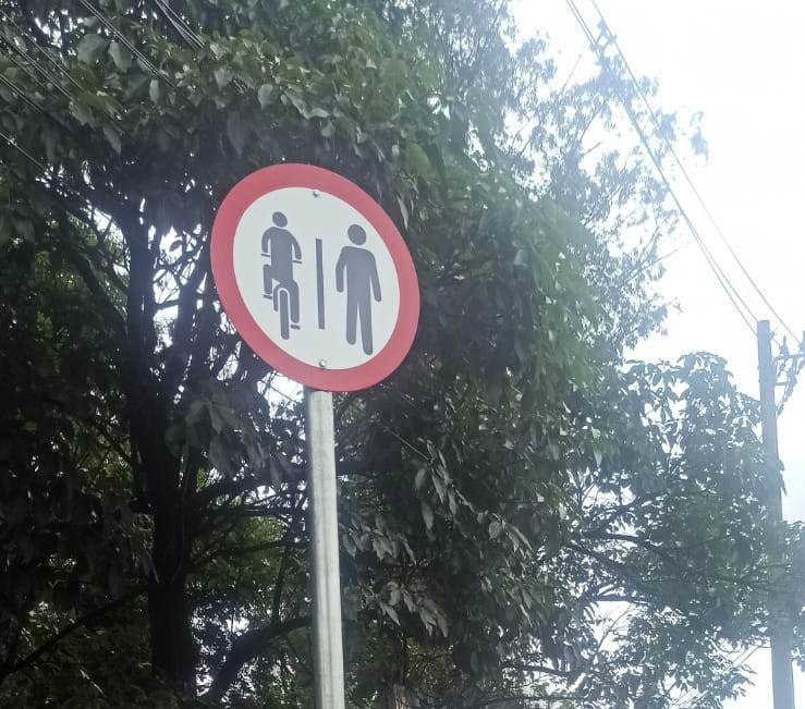 Placa de Ciclistas à Esquerda Pedestres à Direita
