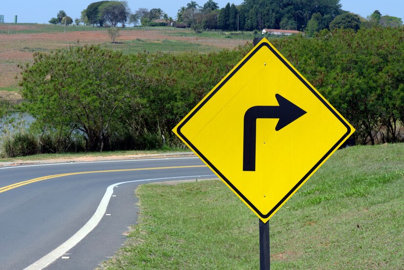 Placa de Curva Acentuada à Direita