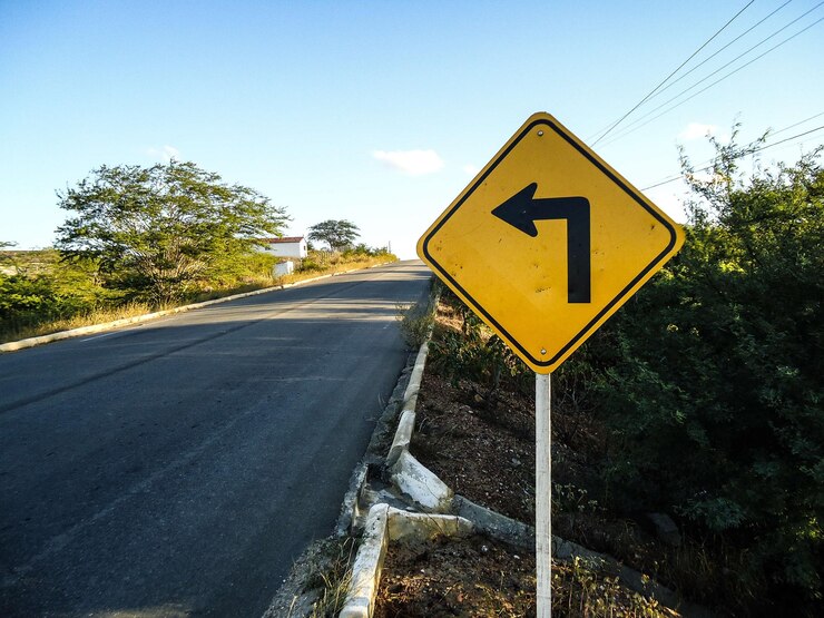Placa de Curva Acentuada à Esquerda