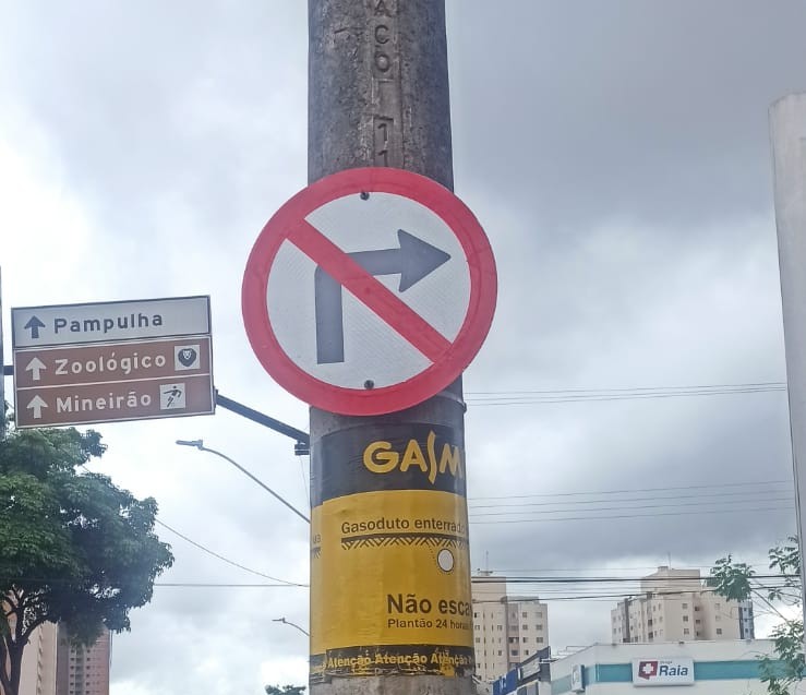 Placa de Proibido Virar a Direita