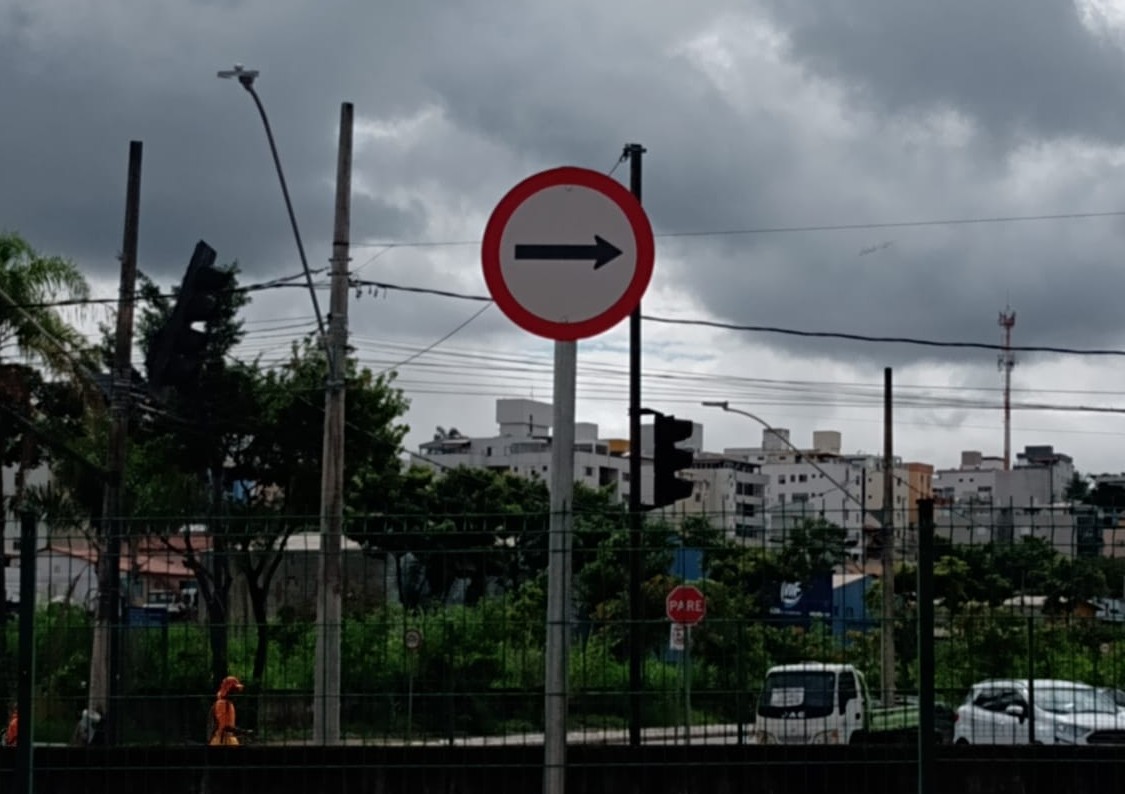 Placa de Sentido de Circulação da Via/Pista