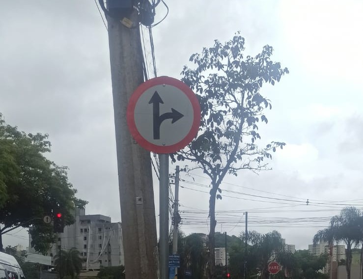Placa de Siga em Frente ou a Direita